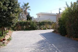 un vialetto di fronte a una casa con un edificio di Nuza, Villa con Piscina y Barbacoa a El Campello
