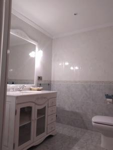 Kúpeľňa v ubytovaní Nuza, Villa con Piscina y Barbacoa
