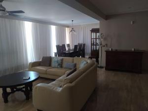 Posedenie v ubytovaní Nuza, Villa con Piscina y Barbacoa