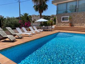 Bazén v ubytovaní Nuza, Villa con Piscina y Barbacoa alebo v jeho blízkosti + 37 fotografií