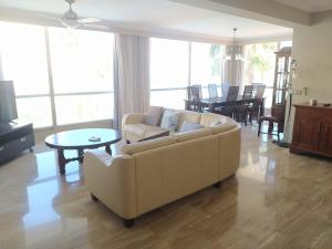 Posedenie v ubytovaní Nuza, Villa con Piscina y Barbacoa