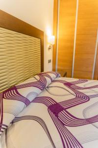 A bed or beds in a room at Apartamentos & casas rurales Santo Domingo de Silos
