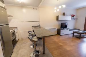A kitchen or kitchenette at Apartamentos & casas rurales Santo Domingo de Silos