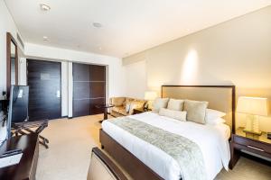 una camera con un grande letto e una televisione di Studio Marina View Access to Marina Mall a Dubai