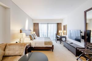 una camera con letto e TV a schermo piatto di Studio Marina View Access to Marina Mall a Dubai