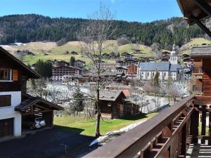 ル・グラン・ボルナンにあるAppartement Le Grand-Bornand, 2 pièces, 4 personnes - FR-1-241-78の村のバルコニーから町の景色を望む