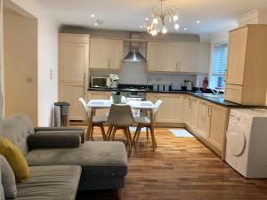 a kitchen and living room with a table and chairs at Centra St albans city 2bedRoom 2 shower ROOM APT free parink in St. Albans