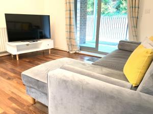 ein Wohnzimmer mit einem Sofa und einem Flachbild-TV in der Unterkunft Centra St albans city 2bedRoom 2 shower ROOM APT free parink in St Albans