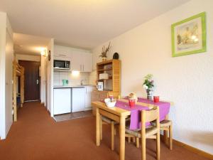 een keuken en eetkamer met een tafel en stoelen bij Studio coin montagne 4 pers avec balcon, piscine, à 50m du télécabine - La Salle les Alpes - FR-1-330F-91 in Serre Chevalier