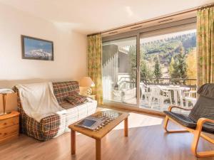 セレ・シュヴァリエにあるAppartement La Salle-les-Alpes, 2 pièces, 6 personnes - FR-1-330F-88のリビングルーム(ソファ、テーブル付)