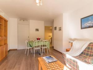 セレ・シュヴァリエにあるAppartement La Salle-les-Alpes, 2 pièces, 6 personnes - FR-1-330F-88のリビングルーム(テーブル、ソファ付)