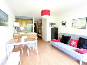 ein Wohnzimmer mit einem Sofa und einem Tisch in der Unterkunft Appartement La Salle-les-Alpes, 1 pièce, 4 personnes - FR-1-330F-89 in Serre Chevalier