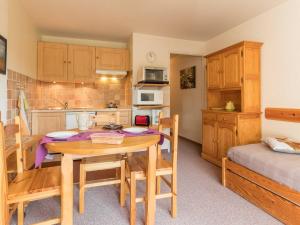 A kitchen or kitchenette at Appartement La Salle-les-Alpes, 1 pièce, 4 personnes - FR-1-330F-96