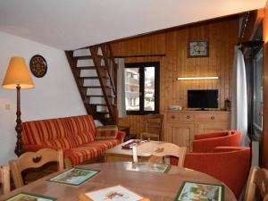 ein Wohnzimmer mit einem Sofa, einem Tisch und Stühlen in der Unterkunft Appartement Le Grand-Bornand, 5 pièces, 8 personnes - FR-1-241-197 in Le Grand-Bornand