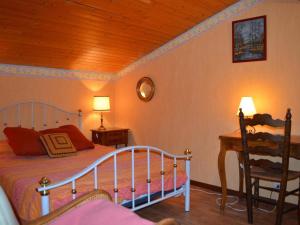 ein Schlafzimmer mit einem Bett und einer Holzdecke in der Unterkunft Appartement Le Grand-Bornand, 5 pièces, 8 personnes - FR-1-241-197 in Le Grand-Bornand