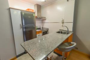A kitchen or kitchenette at Apartamentos & casas rurales Santo Domingo de Silos