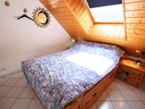a bedroom with a bed and a window in a cabin at Appartement 3 pièces, proche Serre Chevalier, calme, 5 couchages, garage, sans ascenseur - FR-1-330F-151 in Serre Chevalier