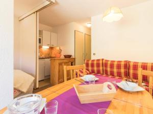 セレ・シュヴァリエにあるAppartement La Salle-les-Alpes, 1 pièce, 4 personnes - FR-1-330F-155のリビングルーム(ダイニングテーブル付)、キッチン