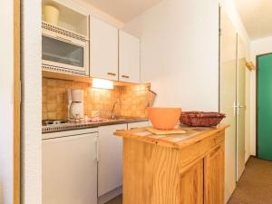Appartement La Salle-les-Alpes, 1 pièce, 4 personnes - FR-1-330F-155にあるキッチンまたは簡易キッチン