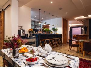 cocina y comedor con mesa y comida en Boutique Ocean Views - incorporating Wendy's, en Hermanus