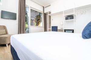una camera con letto e un soggiorno di Hotel Isabella Sorrento a Sorrento