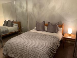 Katil atau katil-katil dalam bilik di SPACIOUS DETACHED 5 Bedroom4 Bathroom WIFI Parking