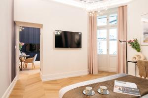 Telewizja i/lub zestaw kina domowego w obiekcie Dandelion Apartment - LoftAffair
