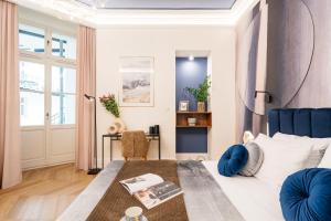 sypialnia z łóżkiem z niebieskim zagłówkiem w obiekcie Dandelion Apartment - LoftAffair w Krakowie