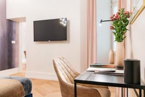 Telewizja i/lub zestaw kina domowego w obiekcie Dandelion Apartment - LoftAffair