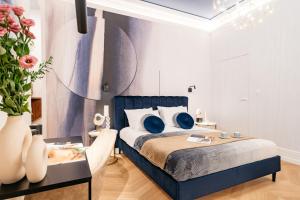 sypialnia z łóżkiem i wazonem z kwiatami w obiekcie Dandelion Apartment - LoftAffair w Krakowie