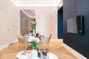 Telewizja i/lub zestaw kina domowego w obiekcie Dandelion Apartment - LoftAffair
