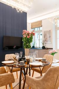 Telewizja i/lub zestaw kina domowego w obiekcie Dandelion Apartment - LoftAffair