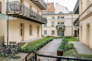 dziedziniec budynku z zaparkowanymi rowerami w obiekcie Dandelion Apartment - LoftAffair w Krakowie