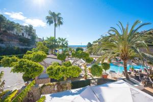 una vista sul mare di un resort con piscina e palme di Apartamento Felicidad - PlusHolidays a La Canuta