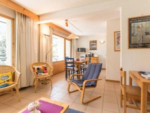 セレ・シュヴァリエにあるAppartement La Salle-les-Alpes, 3 pièces, 8 personnes - FR-1-330F-34のリビングルーム(椅子、テーブル付)