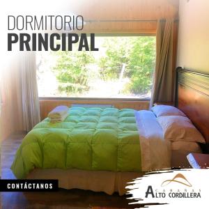 łóżko w sypialni z oknem w obiekcie Cabañas Alto Cordillera w mieście Las Trancas