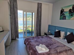 Seaside Hotel客房内的一张或多张床位