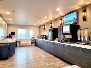 a large kitchen with a large counter top with at Best Western Kettleman City Inn & Suites in Kettleman City