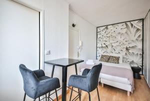 sypialnia z łóżkiem, 2 krzesłami i stołem w obiekcie 43#Studio 2Pers#Sèvres-Lecourbe#Necker w Paryżu