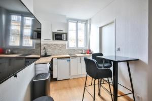 kuchnia ze stołem i 2 krzesłami w obiekcie 43#Studio 2Pers#Sèvres-Lecourbe#Necker w Paryżu
