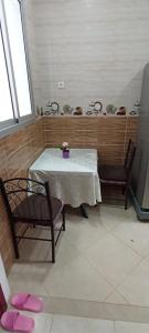 Dar Ba Brahim في الرباط: غرفة طعام مع طاولة وكرسيين