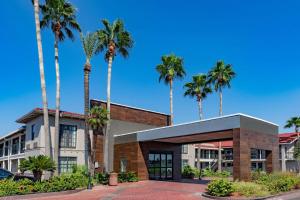 budynek z palmami przed nim w obiekcie La Quinta Inn by Wyndham Laredo I-35 w mieście Laredo