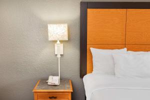 Postel nebo postele na pokoji v ubytování La Quinta Inn by Wyndham Laredo I-35