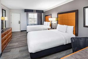 Postel nebo postele na pokoji v ubytování La Quinta Inn by Wyndham Laredo I-35