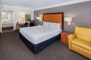 Postel nebo postele na pokoji v ubytování La Quinta Inn by Wyndham Laredo I-35