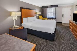 Postel nebo postele na pokoji v ubytování La Quinta Inn by Wyndham Laredo I-35