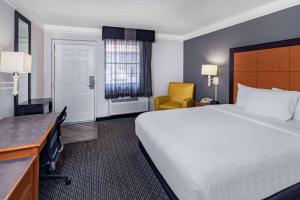 Postel nebo postele na pokoji v ubytování La Quinta Inn by Wyndham Laredo I-35