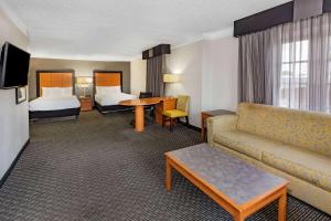 Postel nebo postele na pokoji v ubytování La Quinta Inn by Wyndham Laredo I-35