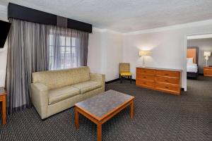 Posezení v ubytování La Quinta Inn by Wyndham Laredo I-35