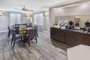Kuchyň nebo kuchyňský kout v ubytování La Quinta Inn by Wyndham Laredo I-35